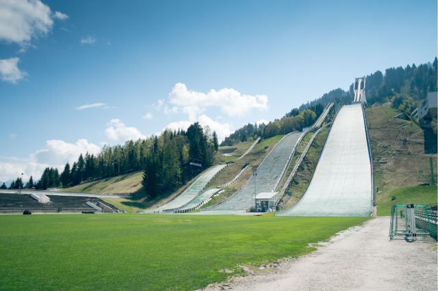 Das Olympia-Skistadion und die große Olympiaschanze